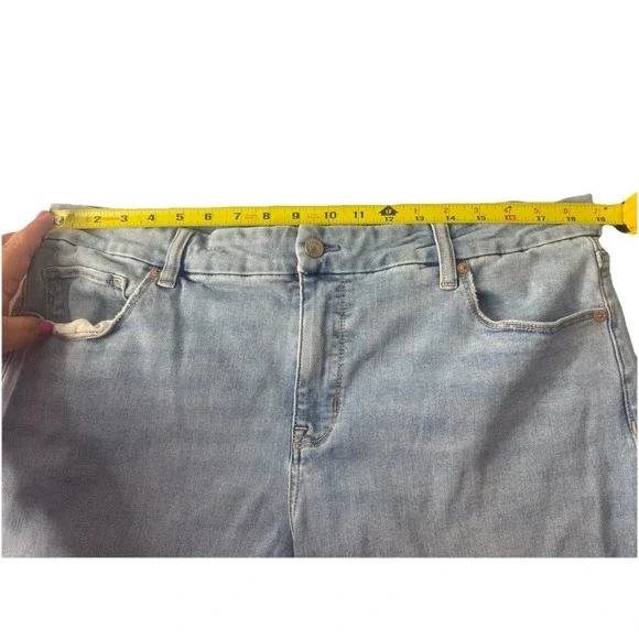 American Eagle women's Curvy High Rise Skinny Kick 20 Short like new. - Picture 14 of 15